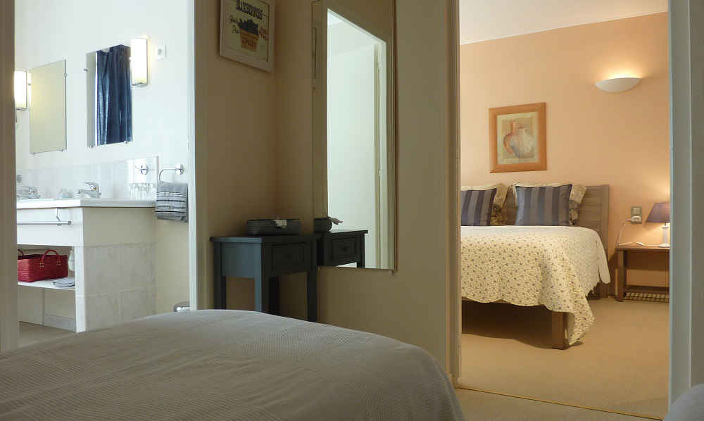 Suite familiale avec 3 lits, salle d'eau et wc en location bed and breakfast Puy du Fou Vendée