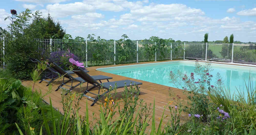 Piscine pour la détente juste à coté de la location de chambre près du Puy du Fou en Vendée