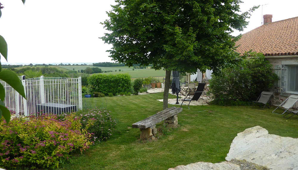 Parc autour de la location de chambre avec piscine près du puy du Fou en Vendée