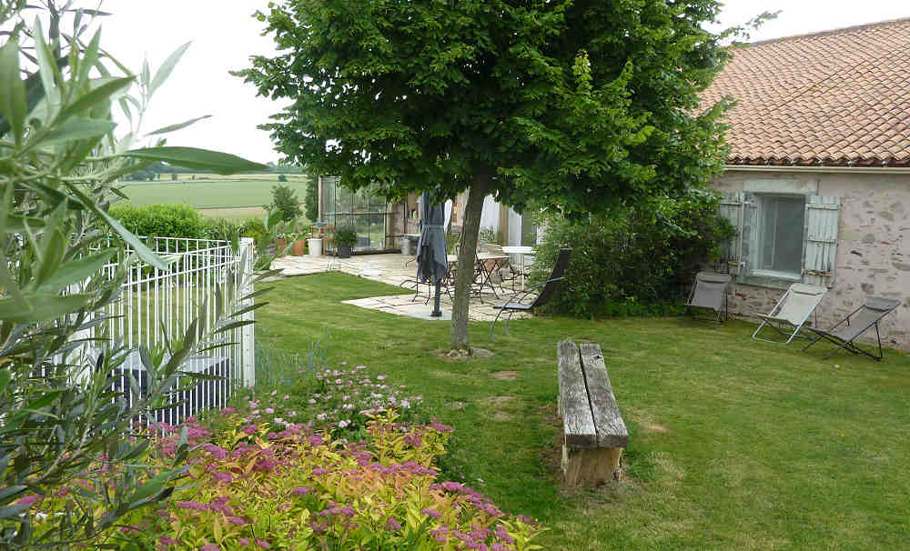 Promenade, détente autour de la location dans cette maison de charme