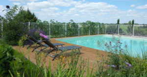 Piscine pour la détente avec la location de chambre Puy du Fou Vendée