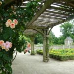 jardin clos du Logis de la Chabotterie a une heure des chambres d'hotes LaBoisnière