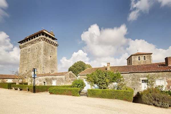 Donjon et jardin médiéval à Bazoges en pareds