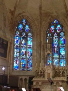 Vitrail dans l'église de Mouilleron en Pareds