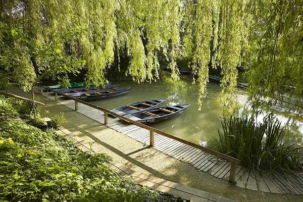 Balade en barque sur la marais poitevin près des chambres d'hotes La Boisnière sud Vendée