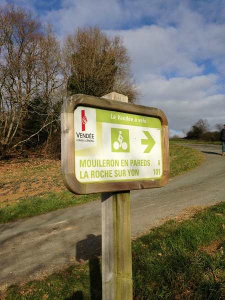 Fléchage du circuit Vendée à vélo piste cyclable qui passe sur la commune de Mouilleron en Pareds
