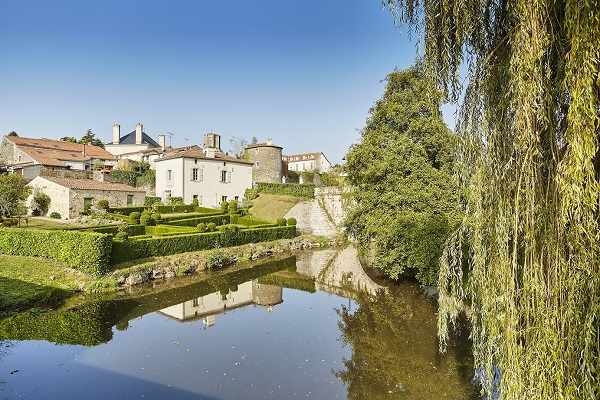 Vouvant cité de caractère et tour mélusine