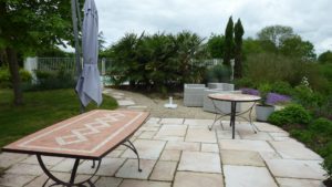 Terrasse pour petit déjeuner avec le charme de la campagne vendéenne