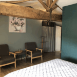 Petit coin cosy dans chambre Glycine pour 2 personnes en Vendée dans Maison d'hôtes avec piscine à La Boisnière