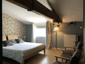chambre cosy pour 2 personnes donnant sur la jolie glycine du jardin à La Boisnière Maison d'hôtes à 30 mn du Puy du Fou